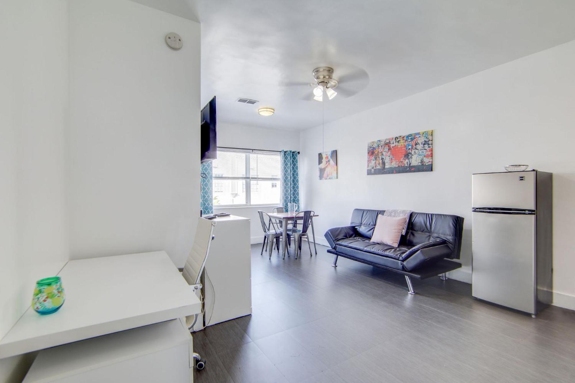 Chic Large Studio Apt Near Ocean Drive South Beach マイアミビーチ エクステリア 写真