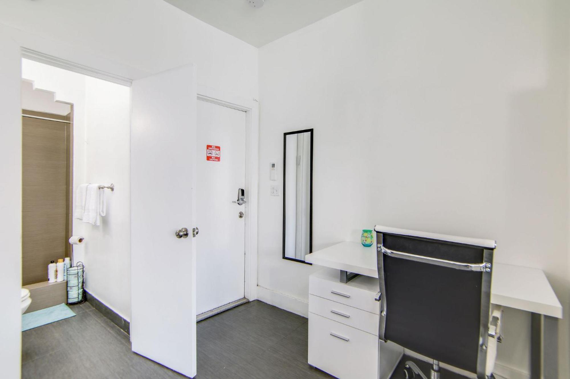 Chic Large Studio Apt Near Ocean Drive South Beach マイアミビーチ エクステリア 写真
